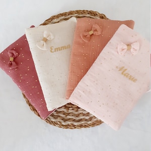 Personalized health record cover in double gauze with gold polka dots, color of your choice