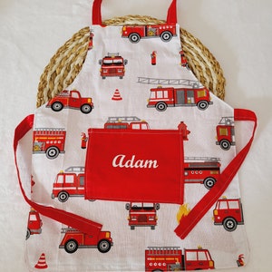Customizable children's apron with fire truck patterns Oui en blanc