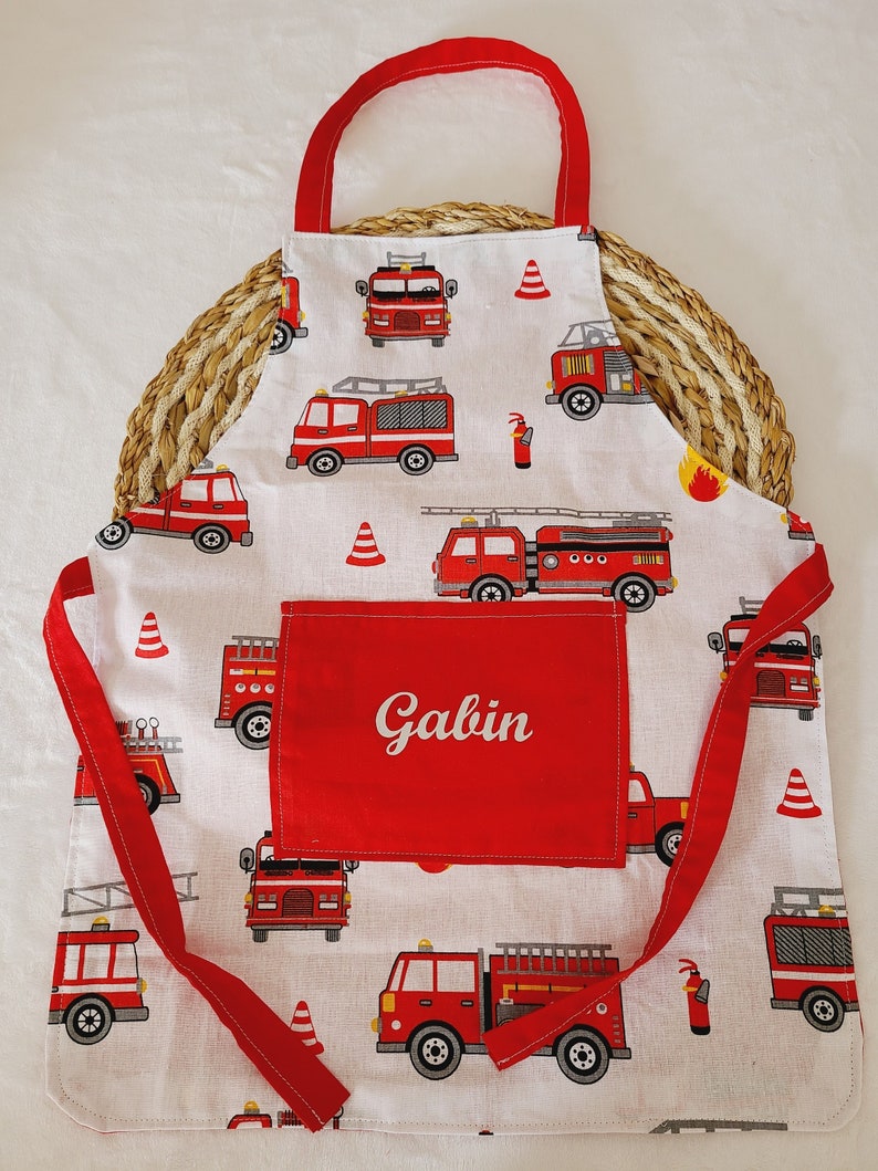 Customizable children's apron with fire truck patterns Oui en argenté