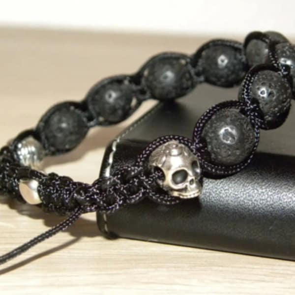 Bracelet style Shamballa, têtes de mort et perles de lave