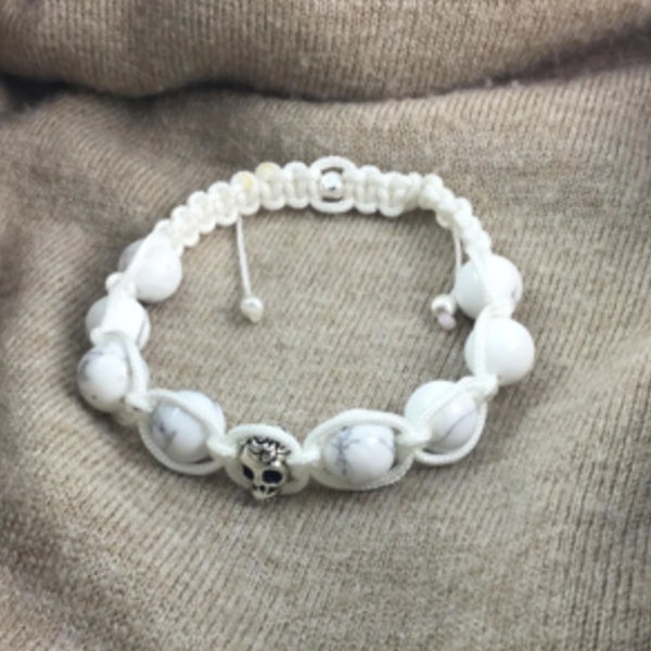 Armband im Shamballa-Stil, versilberter Totenkopf und marmorierte weiße Howlitte-Perlen