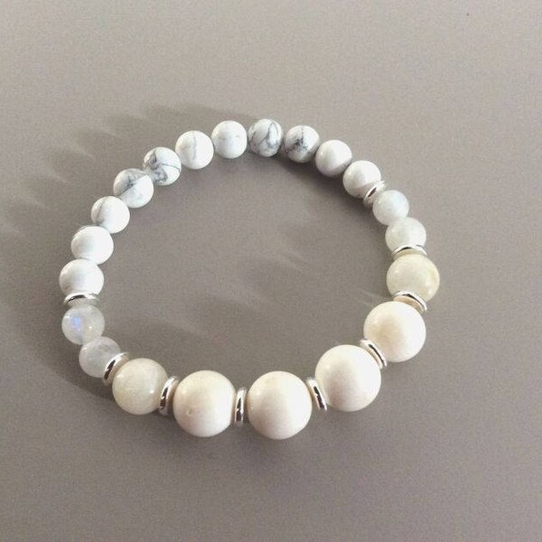 Weißes Perlenarmband, asymmetrisches Armband, Weißer Schwamm Coral Pearl, Selenite Mondstein, weiße Howlitte Perle, Hochzeitsarmband -