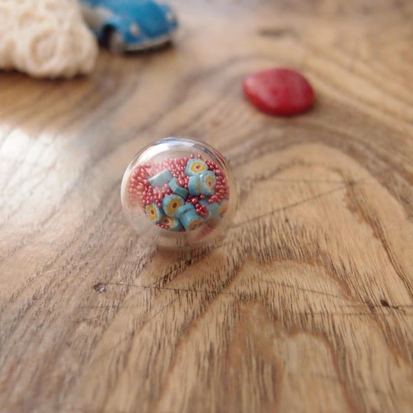 Bague ronde- dome en verre rempli de perles millefiori de Murano et microbilles rouge et turquoise - seventies hippie shaker ring