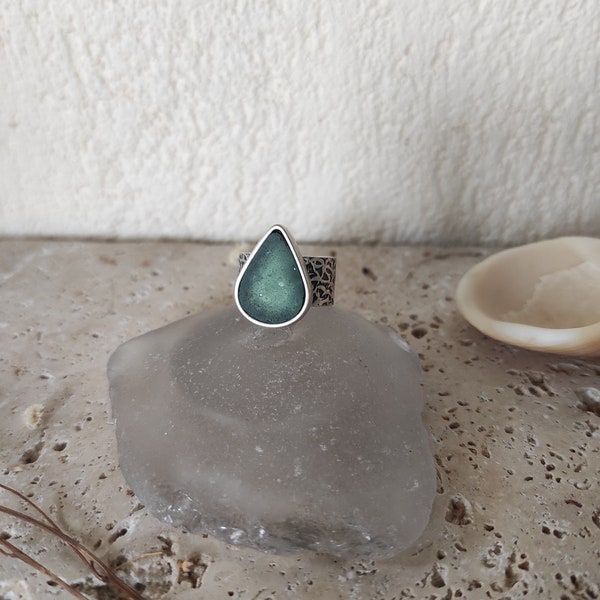 Trésors de l'eau - Bague verre dépoli et support plaqué argent- Recyclage - sea pottery - mudlarking - sea glass