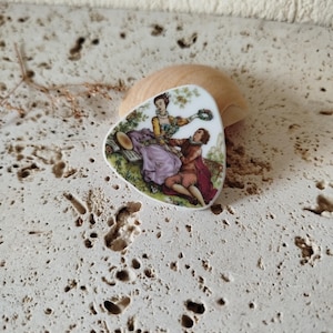 Brooch in old porcelain romantic couple retro vintage - handmade recycling - upcycling old dishes pottery France
