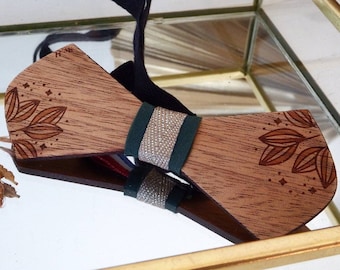 Bow tie engraved in mahogany wood and green and golden beige fabrics