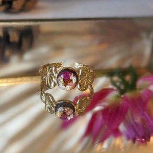 Anello fiore rosa in mogano e acciaio inossidabile. Anello regolabile.