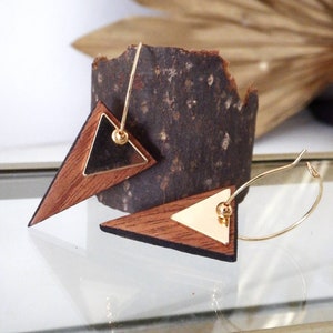 Wooden dangling earrings with gold triangles. Mahogany and 18k gold-plated brass / Boudicca earrings
