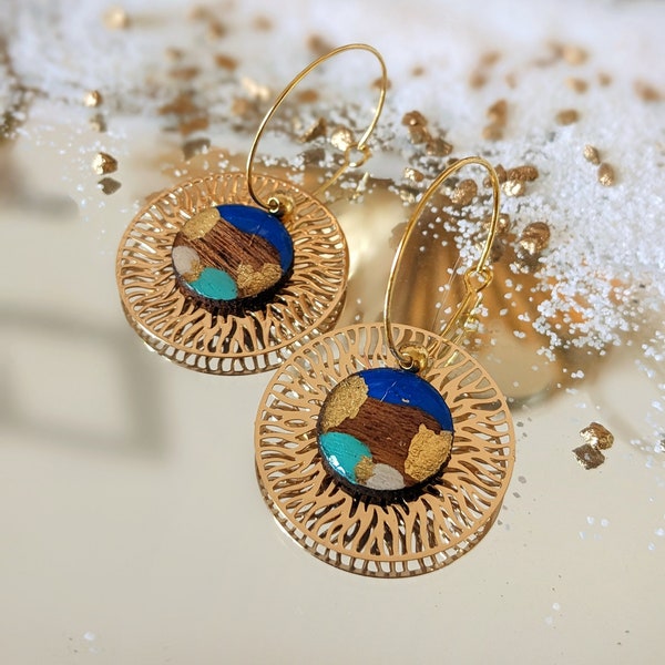 Créoles rondes en bois d'acajou peintes en bleu et or. Boucles d'oreilles d'inspiration égyptienne et bohème.