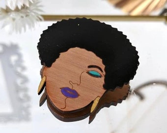 Afro face wooden brooch - Pear wood and resin.