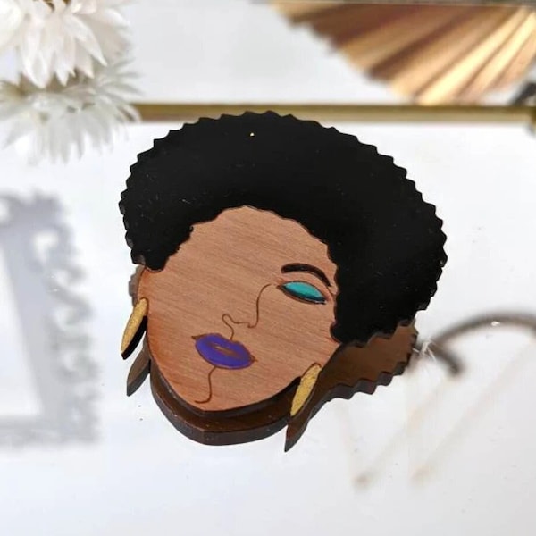 Broche en bois visage afro - Bois de Poirier et résine.