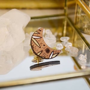 Zauberhafte Mondnadeln aus massivem Mahagoniholz. Zauberhafter Schmuck zum Verschenken.