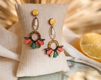 Brincos grandes em formato de leque, em madeira maciça de mogno pintada em tons de pêssego, verde salpicado e dourado. Presente ideal para mulheres.