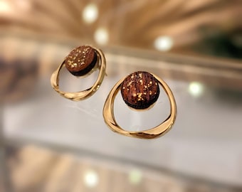 Brincos de madeira de mogno com argola de aço inoxidável. Joias elegantes e atemporais. Presente ideal para mulheres. Casamento.