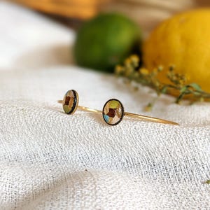 Peut inclure: Une tasse en céramique blanche avec une anse noire et le texte "But First, Coffee" en gras noir. La tasse est posée sur un fond flou. La tasse mesure environ 10 cm de hauteur.