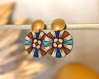 Brincos redondos de madeira de mogno com tachas de aço inoxidável. Joias coloridas e com personalidade. Presentes para mulheres.