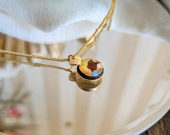 Colar de madeira com pingente de concha. Corrente banhada a ouro 18k. Joia delicada e minimalista. Presente ideal para uma mulher ou madrinha.