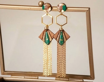 Boucles d'oreilles glamours en bois d'acajou, vertes et résinées à paillettes dorées et laiton or fin 18k. Bijou en bois, fait à la main.