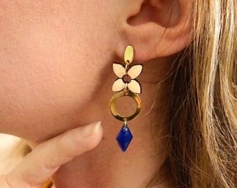 Brincos geométricos de madeira em tons de azul, bege e dourado. Mogno e aço inoxidável. Inspirados nos estilos boho e italiano.
