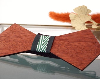 Bow tie made of solid mahogany wood and green ribbon. Geometric cutting. Men's accessories, weddings.