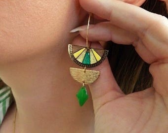 Brincos de argola em formato de meia-lua, em madeira com glitter amarelo/verde e aço inoxidável. Joias de inspiração mediterrânea. Presente ideal para mulheres elegantes.