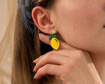 Brincos grandes em formato de limão, feitos em madeira maciça de mogno e aço inoxidável. Joias vibrantes para o verão. Presente ideal para mulheres.
