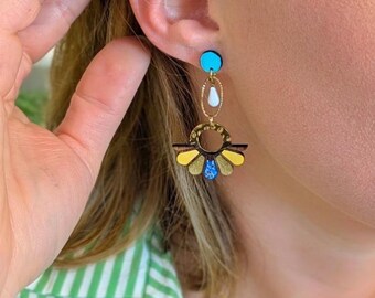 Brincos grandes em formato de leque, em madeira maciça de mogno pintada em amarelo, azul mesclado e dourado. Presente ideal para mulheres.