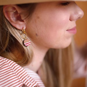 Interchangeable wooden hoop earrings with red Breton stripes. Mahogany and gold-plated stainless steel. 2-in-1 summer jewelry.