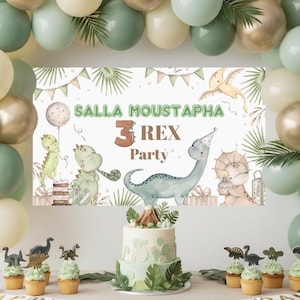 Peut inclure: Scène de fête d'anniversaire avec une bannière indiquant "Salla Moustapha 3 Rex Party". La scène comprend un gâteau, des cupcakes, des ballons et des décorations de dinosaures. Le code couleur est vert, or et blanc.