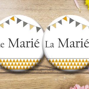 Badges personnalisés - Le marié & La Mariée - thême champêtre - jaune et gris - avec carte personnalisée