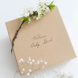 Naturkarton Geschenkbox *Welcome Baby Girl* | NoniKids Berlin