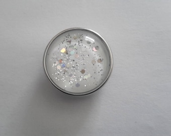 bouton pression à cabochon de verre blanc  à larges  paillettes argentées