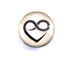 bouton pression à cabochon de verre 18mm coeur infini en noir et blanc