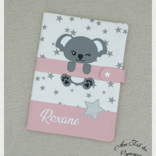 Protège carnet de santé , couverture , bébé fille petit koala en simili cuir ,étoiles ,tons gris rose blanc personnalisable prénom