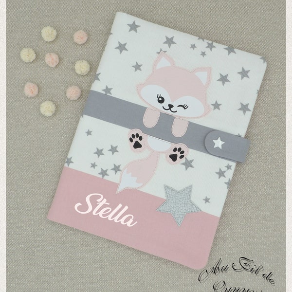 Protège carnet de santé , couverture , bébé fille petit renard en simili cuir ,étoiles ,tons gris rose blanc personnalisable prénom