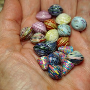 DESTOCKAGE d'1 lot de 21 perles de papier, fait main, modèles uniques, coloris multicolore ... image 1