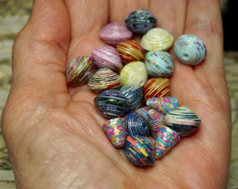 DESTOCKAGE d'1 lot de 21 perles de papier, fait main, modèles uniques, coloris multicolore ...