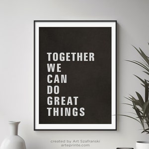 Puede incluir: Un póster motivacional en blanco y negro con el texto "TOGETHER WE CAN DO GREAT THINGS" sobre un fondo negro. El póster está enmarcado y colgado en una pared blanca.