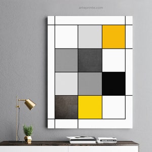 以下が含まれることがあります： 黒、白、グレー、黄色の正方形のグリッドを特徴とする抽象的な幾何学的な壁の芸術。アートワークは額装され、グレーの壁に白いドレッサーの上にかけられています。