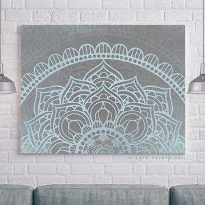 Puede incluir: Un dise&ntilde;o de mandala azul claro sobre un fondo gris. El mandala es un patr&oacute;n circular con intrincados detalles. El dise&ntilde;o es perfecto para agregar un toque de estilo bohemio a cualquier habitaci&oacute;n.