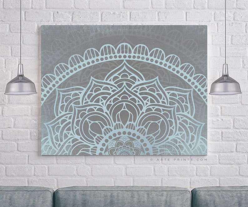 Puede incluir: Un dise&ntilde;o de mandala azul claro sobre un fondo gris. El mandala es un patr&oacute;n circular con intrincados detalles. El dise&ntilde;o es perfecto para agregar un toque de estilo bohemio a cualquier habitaci&oacute;n.
