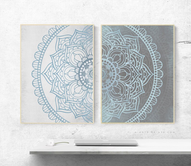 Puede incluir: Dos impresiones enmarcadas de dise&ntilde;os de mandalas azules y grises. Los mandalas son intrincados y detallados, con un patr&oacute;n circular de flores y hojas. Las impresiones son perfectas para agregar un toque de estilo bohemio a cualquier habitaci&oacute;n.