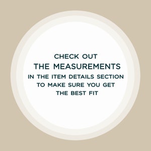 Puede incluir: C&iacute;rculo blanco con contorno negro sobre un fondo beige. El texto dentro del c&iacute;rculo dice: "CHECK OUT THE MEASUREMENTS IN THE ITEM DETAILS SECTION TO MAKE SURE YOU GET THE BEST FIT."
