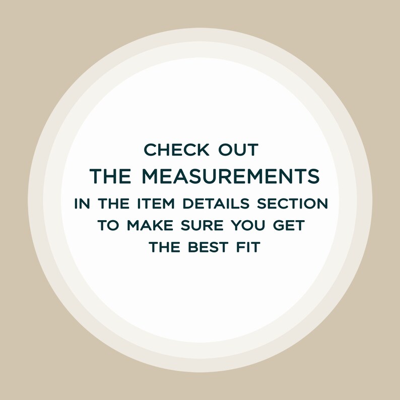 Puede incluir: C&iacute;rculo blanco con contorno negro sobre un fondo beige. El texto dentro del c&iacute;rculo dice: "CHECK OUT THE MEASUREMENTS IN THE ITEM DETAILS SECTION TO MAKE SURE YOU GET THE BEST FIT."