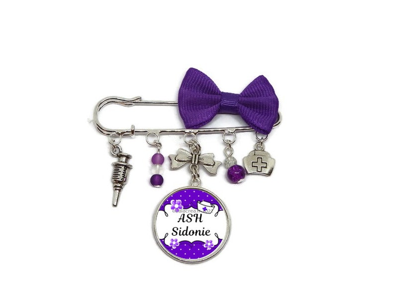 Votre prénom, votre métier, votre texte, Broche médical à personnaliser, broche infirmière, broche aide soignante, broche ash, ou autre Violet