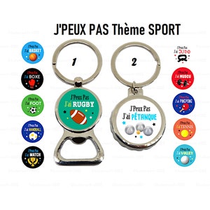 Peut inclure: Deux ouvre-bouteilles en argent avec des porte-clés. Un ouvre-bouteille a un charme rond bleu et vert avec le texte "J'Peux Pas J'ai RUGBY" et un ballon de rugby. L'autre ouvre-bouteille a un charme rond blanc avec le texte "J'Peux Pas J'ai PÉTANQUE" et trois boules argentées.