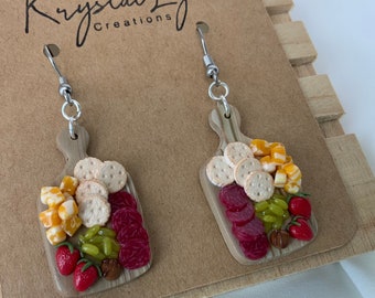 Miniature, planche de charcuterie, faux bois, pâte polymère, boucles d'oreilles nourriture, pour hôtesse, cadeau pour amateur de nourriture, cadeau de mères, cadeau d'anniversaire