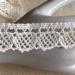Dentelle en coton, ivoire, du Puy en Velay, forme des lampions ou fruits, 25 mm de large, neuve, vendue au mètre