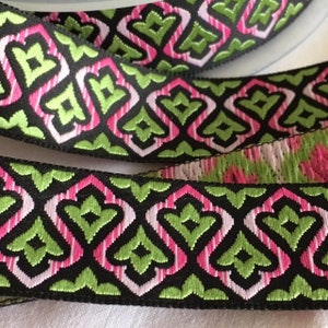 Galon de Passementerie, tissage jacquard, 25 mm de large, motifs de  lys stylisés, couleurs : rose et vert anis sur noir, vendu au mètre