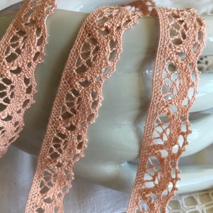 Dentelle en coton, fabriquée en France, délicatement tissée, de couleur rose doux, 1.8 cm de large, pour vos créations, déco vendue au mètre